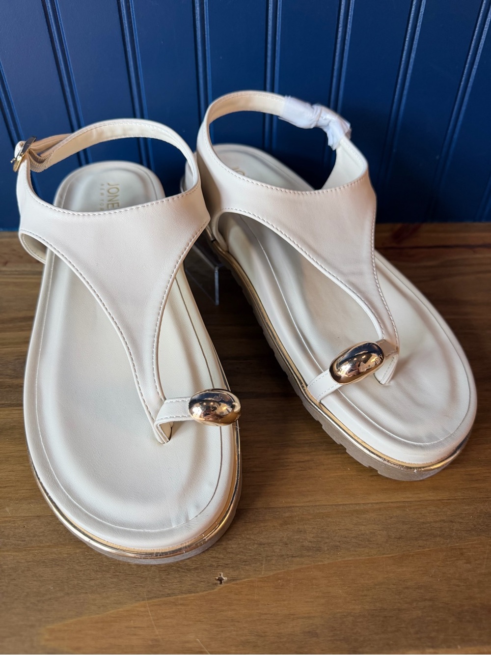 NIB Jones New York Neetasha Cream Gold Thong Sandals Size 11M